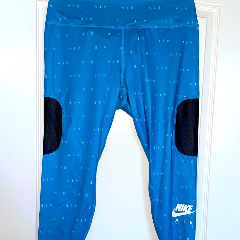 Nike High Rise tight fit leggings